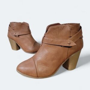 LC Lauren Conrad Vegan Leather Slit Ankle Boots Size 8